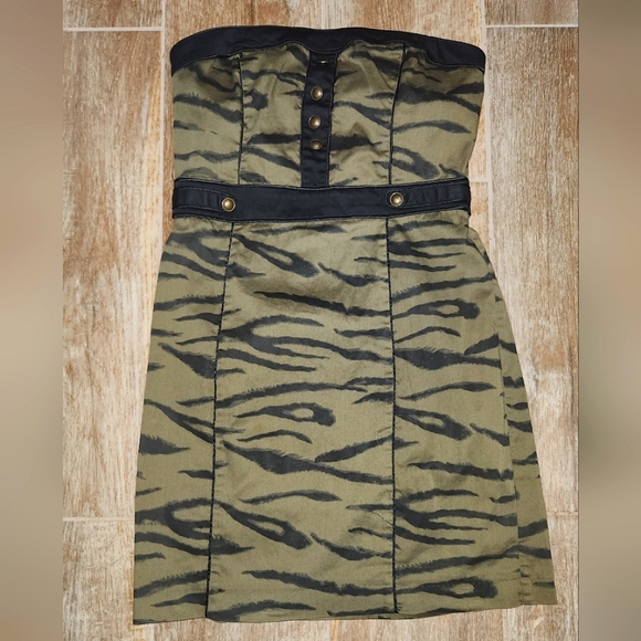 H&M Dresses & Skirts - H&M Green/ Black Tiger Striped Dress,  Size 8